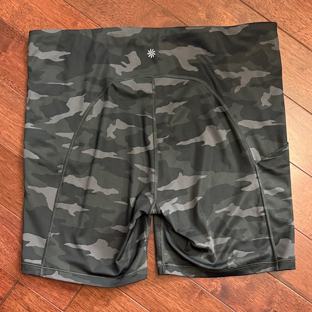 NWOT Athleta Ultimate Stash Pockets Biker Camo 7” Fitted Shorts XL
